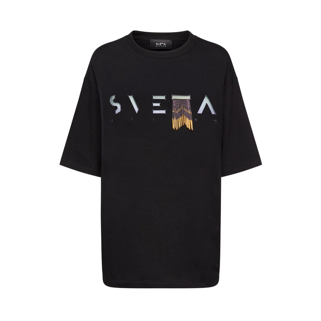 Sveta Milano Eva cotton jersey t-shirt. € 140,00. Made in Italy. Made of Milan. Secured Payments. Pay over 3 installments with KLARNA. Extended Returns.  T shirt. T shirt woman. T shirt unisex. T shirt oversize. Black t shirt. Black oversized t shirt. Cool rock t shirt. Cool t shirt ideas. Best t shirt design. Rock n roll t shirt. Luxury t shirt. Luxury brand t shirt. T shirt creative design. T shirt cool design.