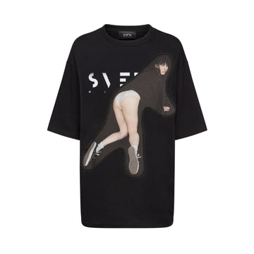 Sveta Milano Charlotte cotton jersey t-shirt. € 150,00. Made in Italy. Secured Payments. Extended Returns. T shirt. T shirt woman. T shirt unisex. T shirt oversize. Black t shirt. Black oversized t shirt. Cool rock t shirt. Cool t shirt ideas. Best t shirt design. Rock n roll t shirt. Luxury t shirt. Luxury brand t shirt. T shirt creative design. T shirt cool design. Rocker. Grunge. Luxury fashion. Timeless fashion. Sustainable fashion. Slow fashion