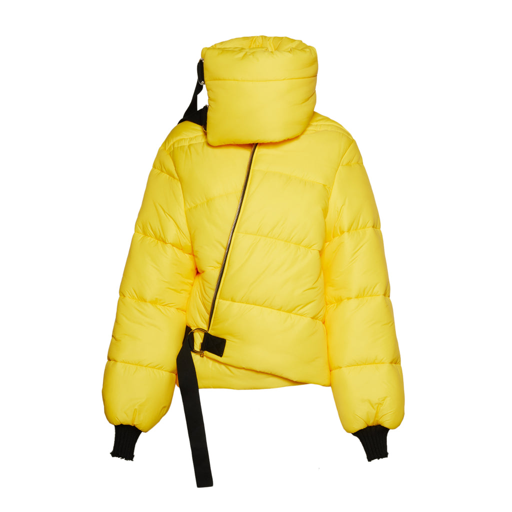 Sveta Milano yellow short down jacket Utah. Made in Italy. Down jacket. Down jacket fashion. Bomber jacket. Best bomber jackets. Rocker. Grunge. Luxury fashion. Timeless fashion. Sustainable fashion. Slow fashion. Luxury clothes. Luxury clothing brands. Cool clothing brands. Daunenjacke. Daunenjacke frauen. Daunenjacke damen. Doudoune. Doudoune femme. Doudoune femme courte. Glam rock. Glam rock fashion.