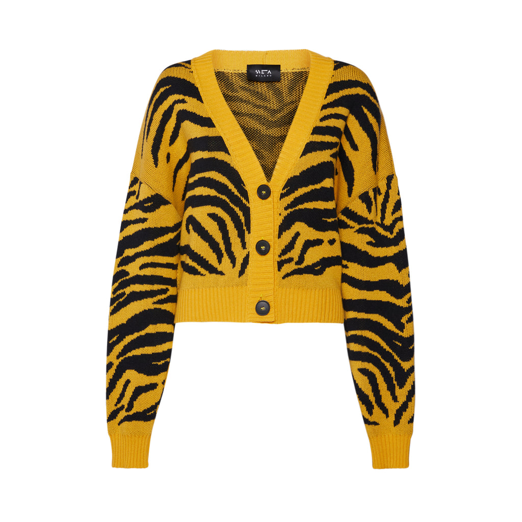 Sveta Milano yellow and black tiger-jacquard short cardigan Dakota. Cardigan. Cashmere blend cardigan. Short cashmere cardigan. Cropped cardigan. Cropped cashmere cardigan. Cashmere knitwear. Cardigan sweater. Cashmere cardigan. Cashmere cardigan woman. Cashmere sweater. Best cashmere sweaters. Leopard sweater. Strickjacke. Strickwaren. Kurze strickjacke. Grob gestrickter pullover. Pull femme. Pull femme marque. Cardigan court. Cardigan femme. Pull cardigan. Cardigan court femme. 