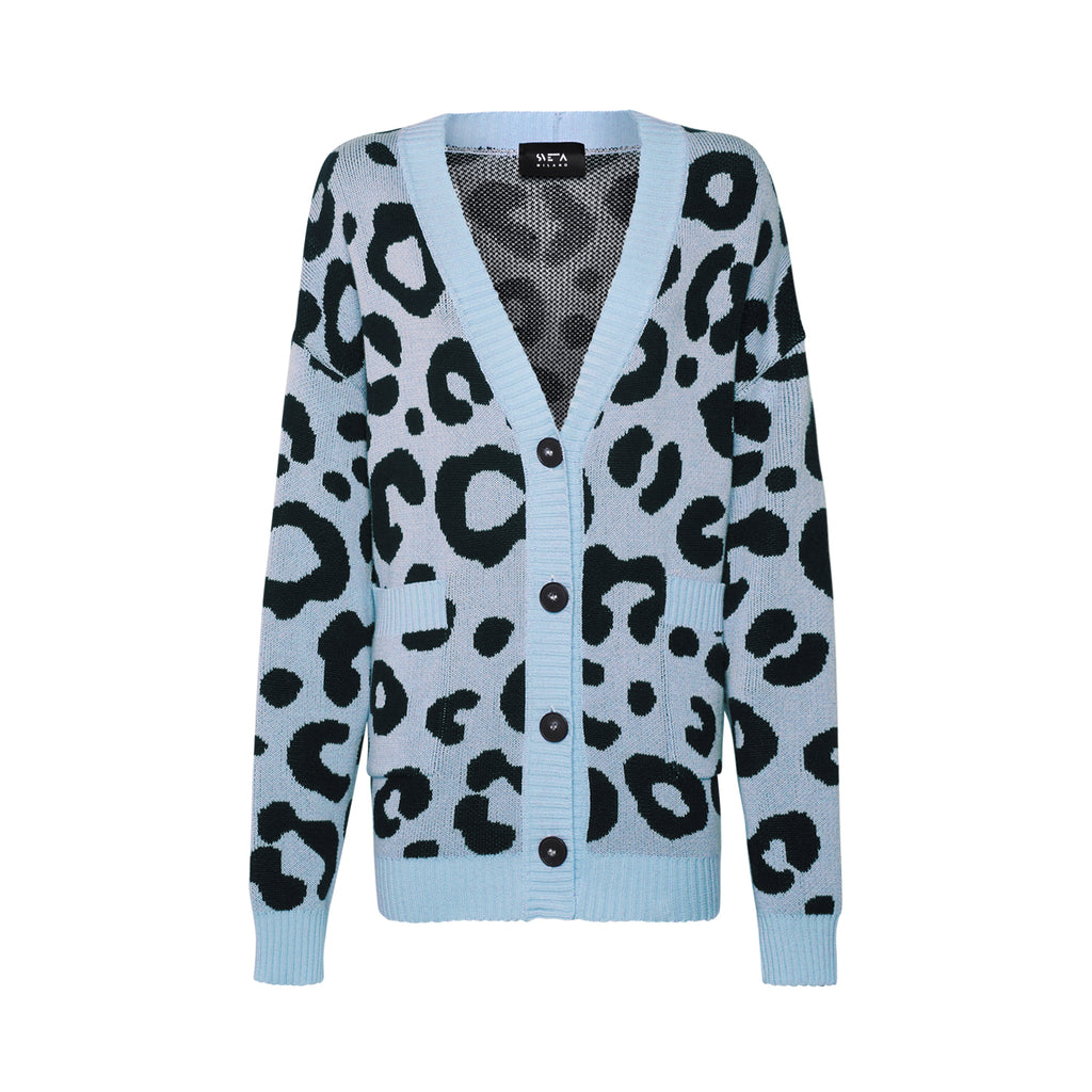 Sveta Milano  light blue and black leopard-jacquard long cardigan Georgia. Made in Italy. Cardigan. Cashmere blend cardigan. Long cashmere cardigan. Cashmere knitwear. Cardigan sweater. Cashmere cardigan. Cashmere cardigan woman. Cardigan sweater. Best cashmere sweaters. Leopard sweater. Timeless fashion. Sustainable fashion. Slow fashion. Luxury clothing brands. Cool clothing brands. Strickjacke. Strickwaren. Kurze strickjacke. Pull femme. Pull femme marque. Cardigan femme..