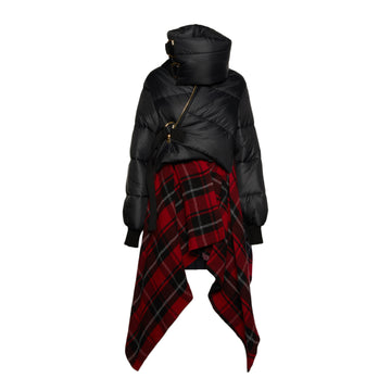 Sveta Milano tartan wool poncho Paddington with short down jacket body. Made in Italy. Wool jacket. Down jacket. Down jacket fashion. Wool poncho. Woolen poncho. Womens wool poncho. Rocker. Luxury fashion. Timeless fashion. Sustainable fashion. Slow fashion. Luxury clothes. Luxury clothing brands. Cool clothing brands. Poncho aus wolle. Daunenjacke frauen. Daunenjacke damen. Veste en laine. Doudoune. Doudoune femme. Poncho en laine. Doudoune femme. Glam rock. Glam rock fashion. 